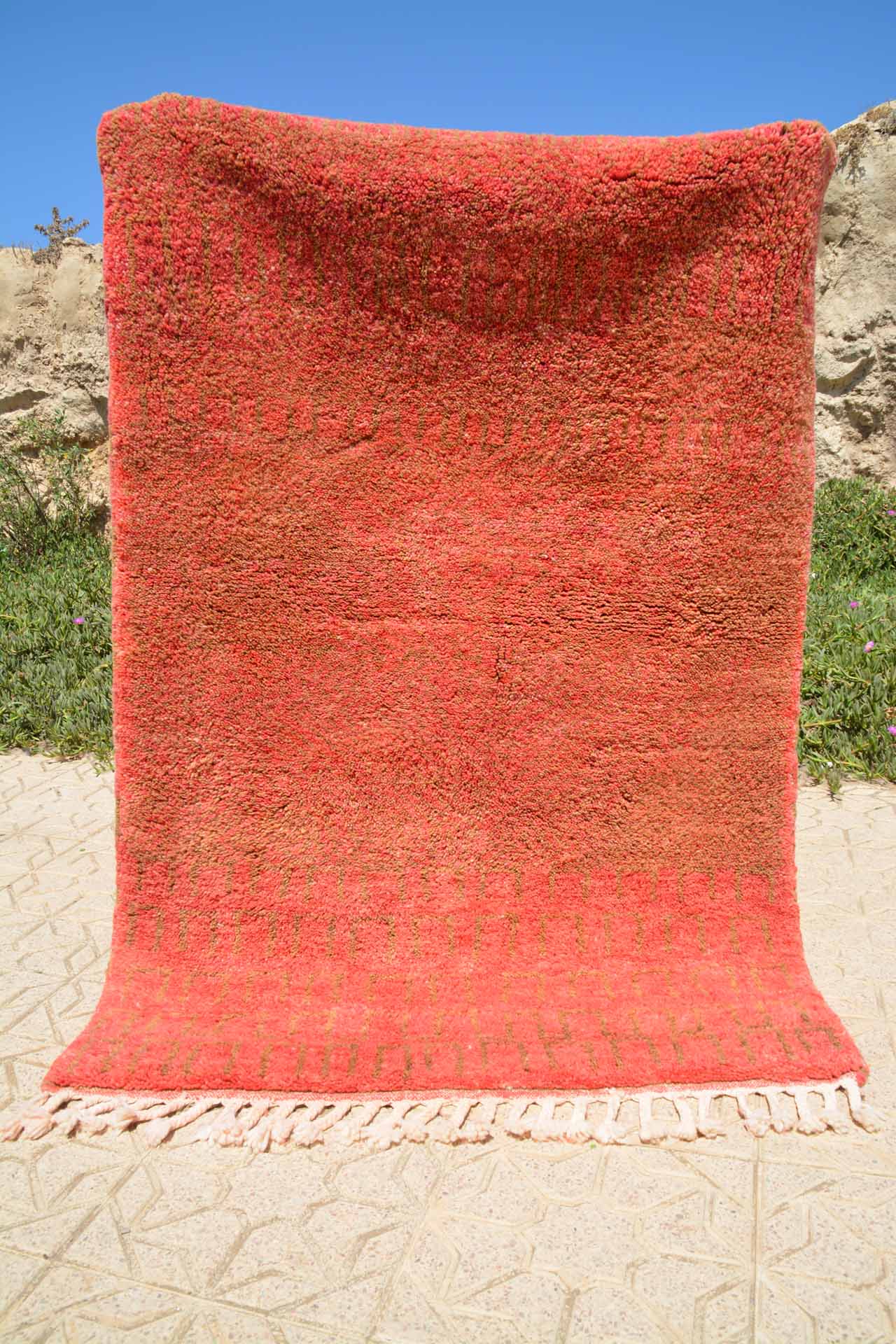 Illuminate Collective handmade Moroccan Rug Helping Hand - 4' x 6' - 1.21m x 1.82m