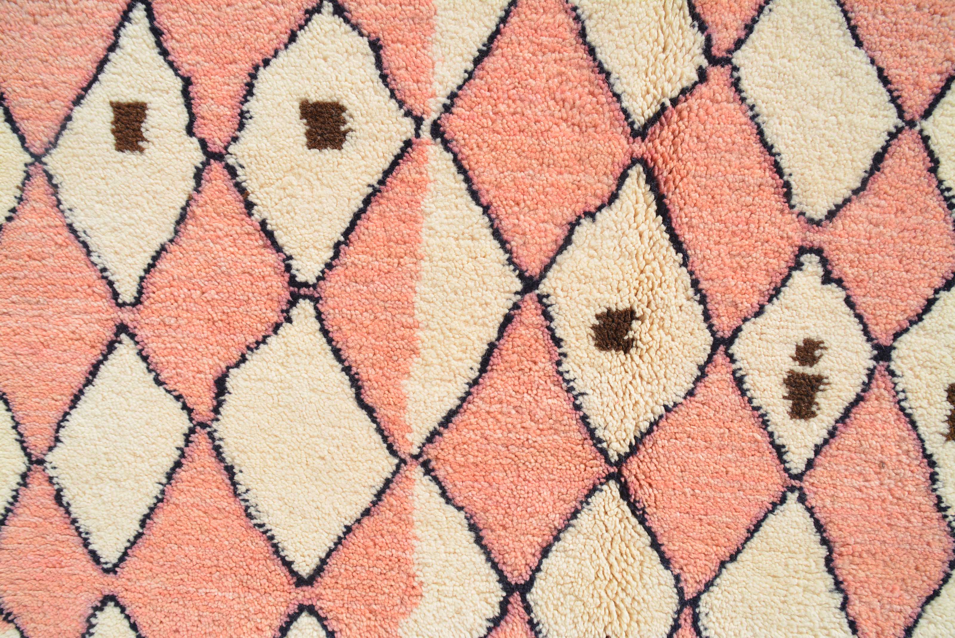 Rosewater - Handmade Moroccan Rug with Pink Diamonds - Add a touch of elegance to your home