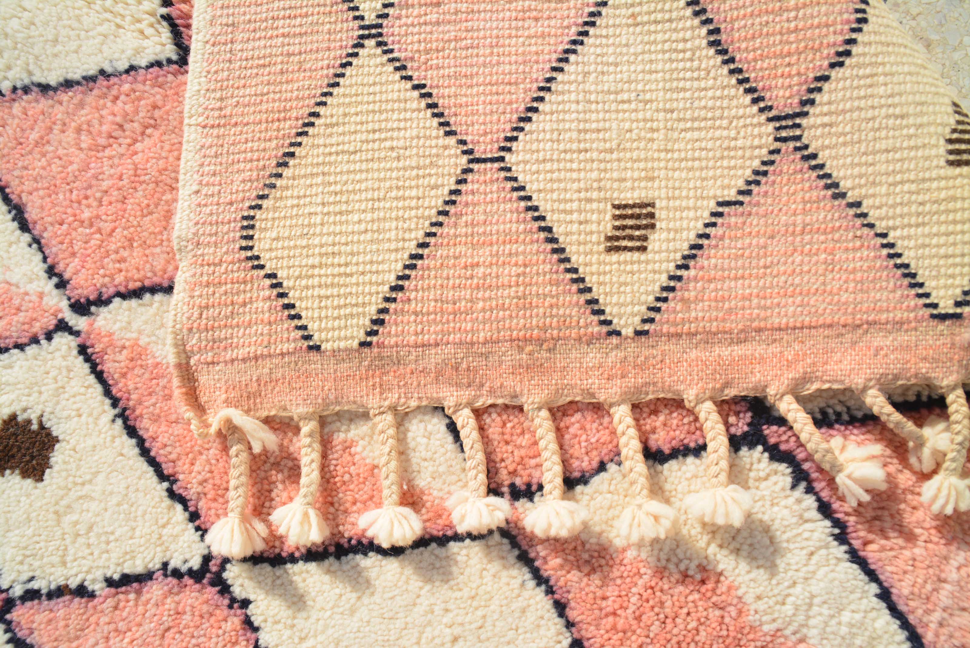 Rosewater - Handmade Moroccan Rug with Pink Diamonds - Add a touch of elegance to your home